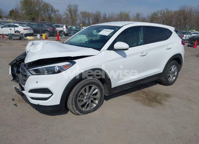Photo 2 of 2018 Hyundai Tucson SE (VIN KM8J2CA43JU710419)