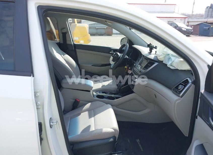 Photo 5 of 2018 Hyundai Tucson SE (VIN KM8J2CA43JU710419)