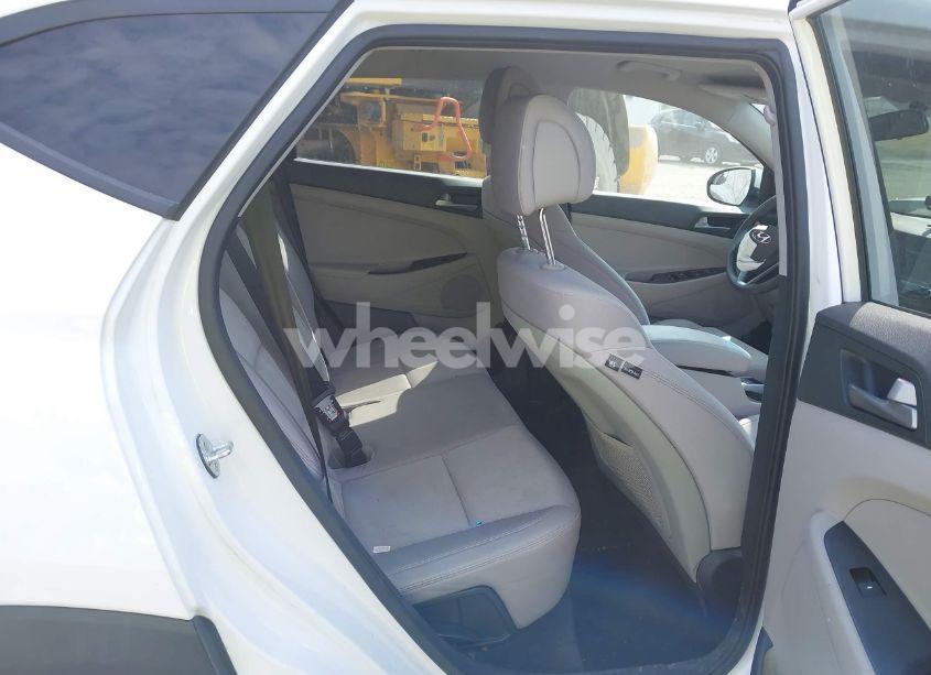 Photo 8 of 2018 Hyundai Tucson SE (VIN KM8J2CA43JU710419)