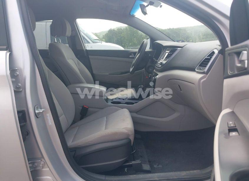 Photo 5 of 2018 Hyundai Tucson SE (VIN KM8J2CA47JU653416)