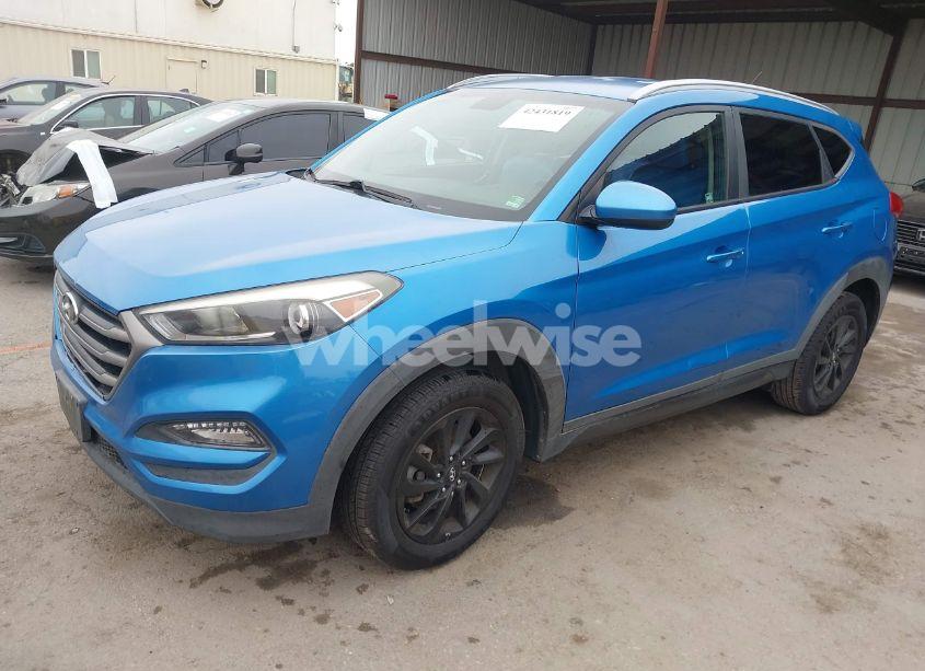 Photo 2 of 2016 Hyundai Tucson SE (VIN KM8J33A40GU077996)