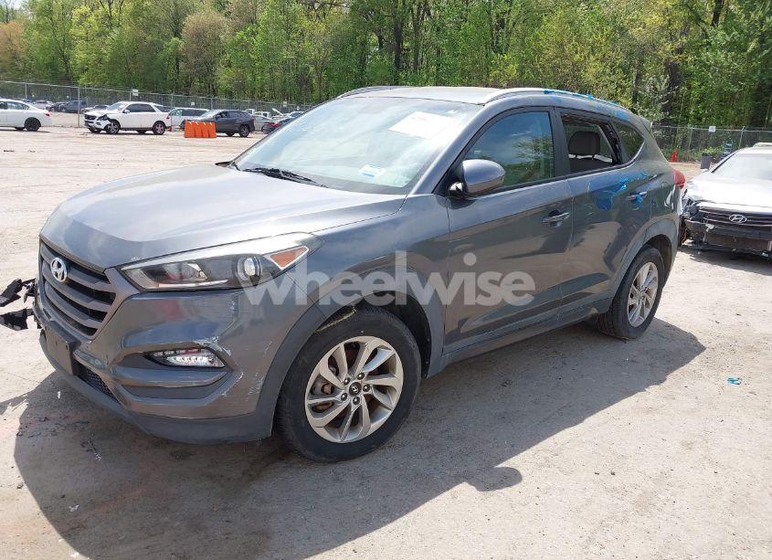 Photo 2 of 2016 Hyundai Tucson SE (VIN KM8J33A40GU089596)