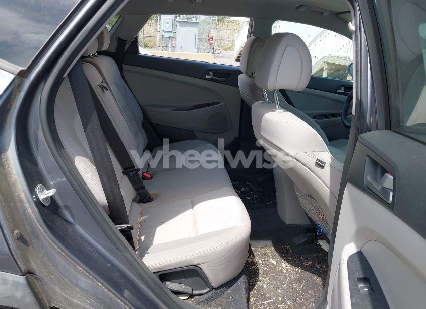 Photo 8 of 2016 Hyundai Tucson SE (VIN KM8J33A40GU089596)