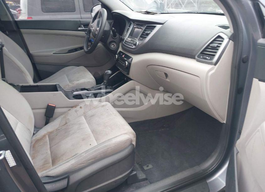 Photo 5 of 2017 Hyundai Tucson SE (VIN KM8J33A41HU275178)