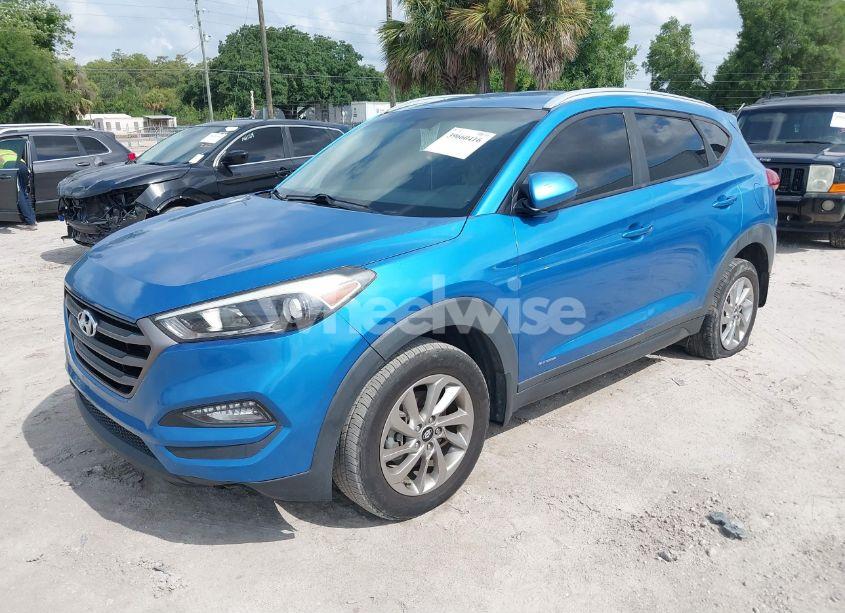Photo 2 of 2016 Hyundai Tucson SE (VIN KM8J33A44GU228421)