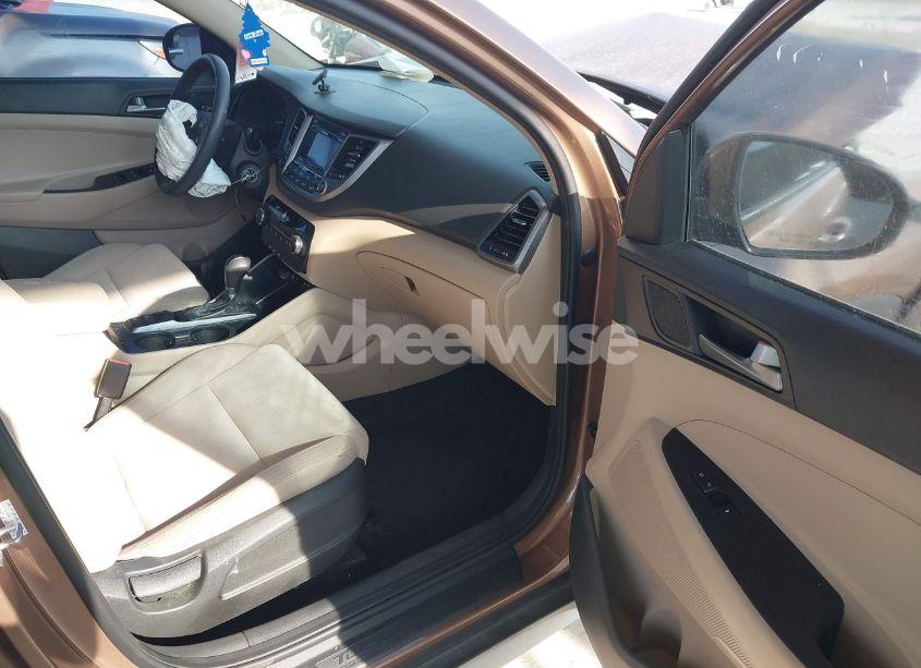 Photo 5 of 2017 Hyundai Tucson SE (VIN KM8J33A46HU489597)