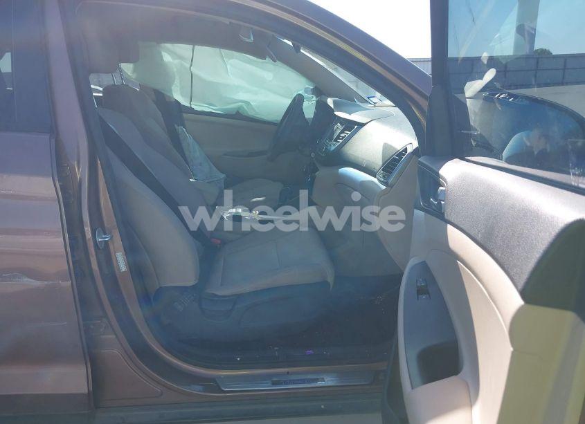 Photo 5 of 2017 Hyundai Tucson SE (VIN KM8J33A47HU485803)