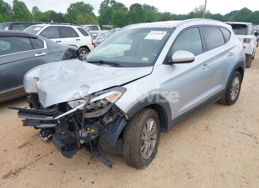 Photo 2 of 2016 Hyundai Tucson SE (VIN KM8J33A48GU116852)