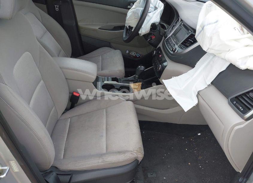 Photo 5 of 2016 Hyundai Tucson SE (VIN KM8J33A48GU116852)