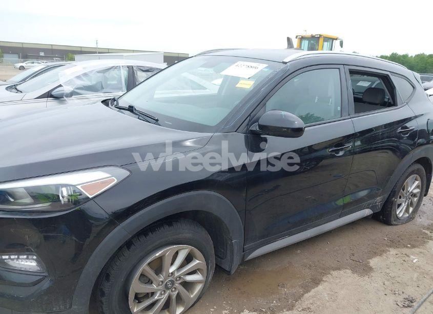 Photo 6 of 2018 Hyundai Tucson SEL (VIN KM8J33A4XJU683300)