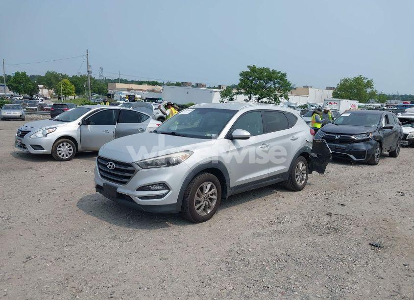 Photo 2 of 2016 Hyundai Tucson SE (VIN KM8J3CA40GU074189)