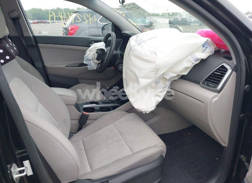 Photo 5 of 2017 Hyundai Tucson SE (VIN KM8J3CA40HU290786)