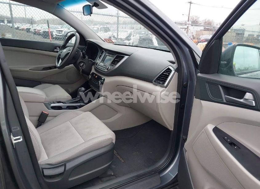 Photo 5 of 2017 Hyundai Tucson SE (VIN KM8J3CA40HU317405)