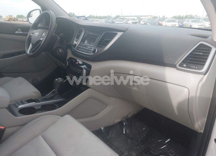 Photo 5 of 2016 Hyundai Tucson SE (VIN KM8J3CA43GU101384)