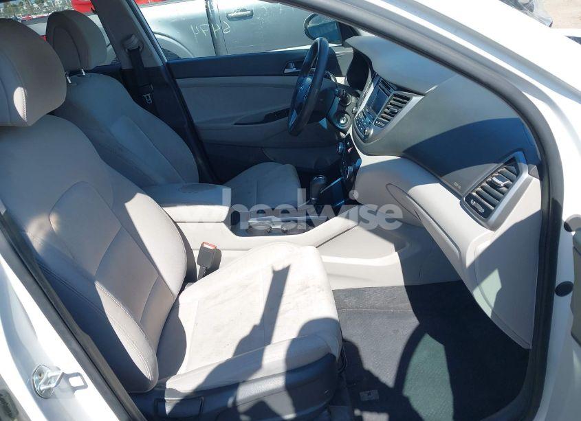 Photo 5 of 2017 Hyundai Tucson SE (VIN KM8J3CA43HU566474)