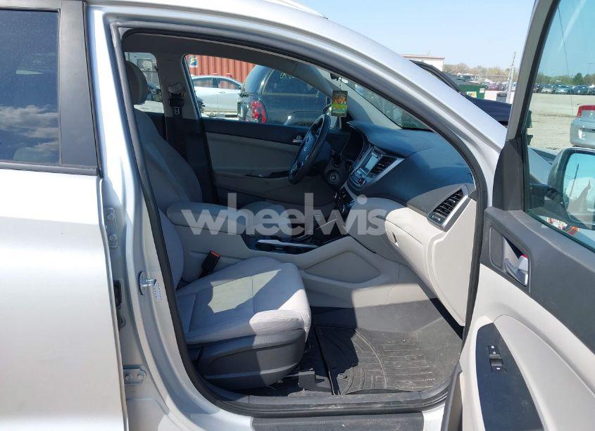 Photo 5 of 2017 Hyundai Tucson SE (VIN KM8J3CA49HU415672)