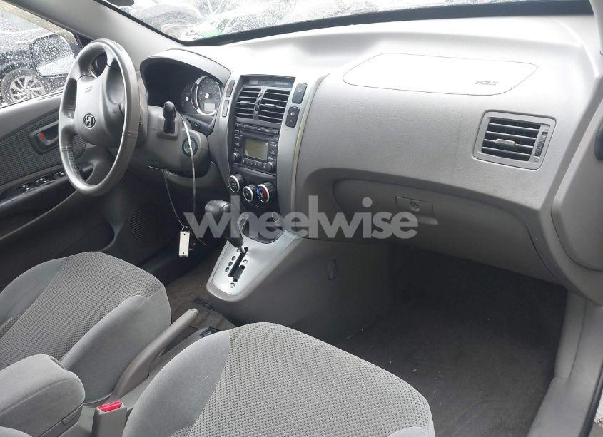 Photo 5 of 2009 Hyundai Tucson SE (VIN KM8JN72DX9U001303)