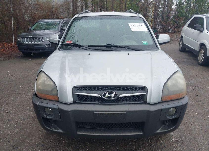 Photo 6 of 2009 Hyundai Tucson SE (VIN KM8JN72DX9U001303)