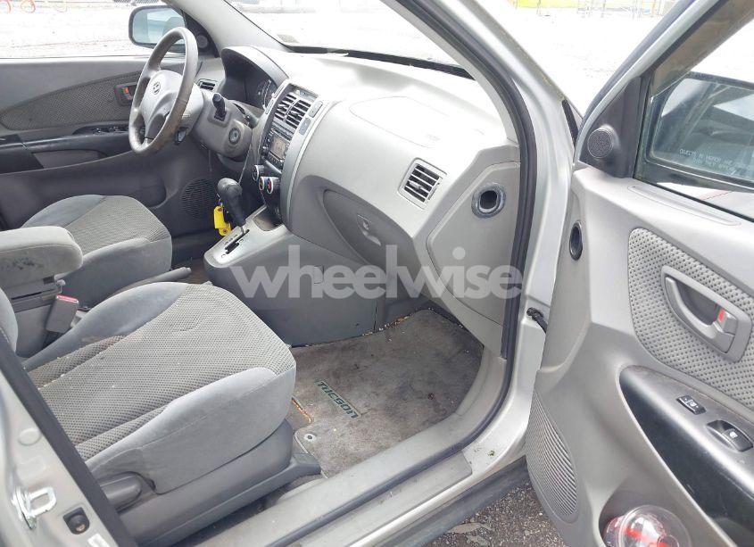 Photo 5 of 2009 Hyundai Tucson SE (VIN KM8JN72DX9U943304)