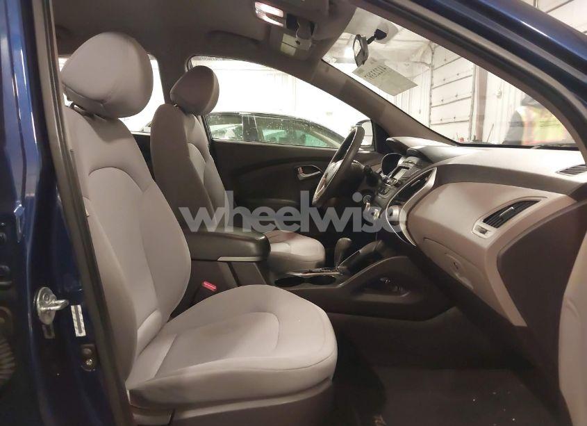 Photo 5 of 2010 Hyundai Tucson GLS (VIN KM8JT3AC1AU112379)