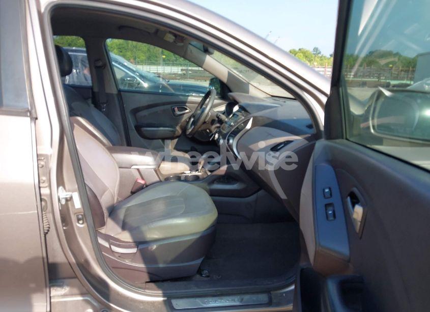 Photo 5 of 2010 Hyundai Tucson LIMITED (VIN KM8JU3AC3AU079611)