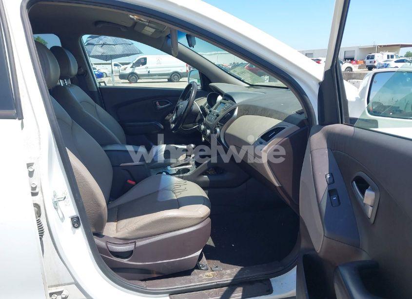 Photo 5 of 2014 Hyundai Tucson SE (VIN KM8JU3AG3EU800406)