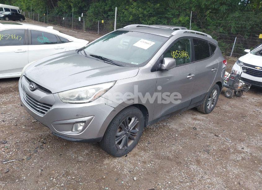 Photo 2 of 2015 Hyundai Tucson SE (VIN KM8JU3AG5FU961745)