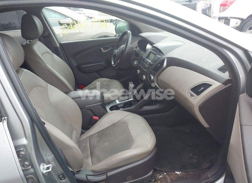 Photo 5 of 2015 Hyundai Tucson SE (VIN KM8JU3AG5FU961745)