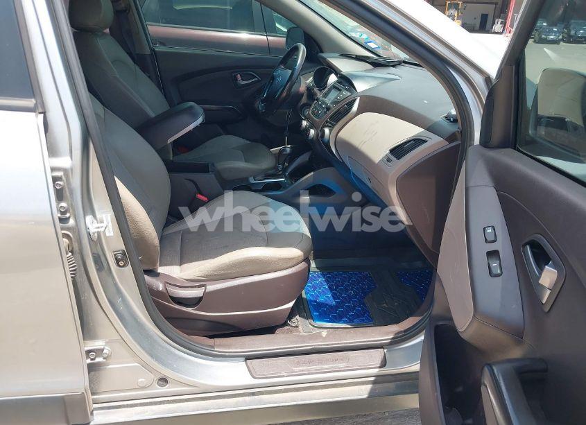 Photo 5 of 2015 Hyundai Tucson SE (VIN KM8JU3AG6FU015668)