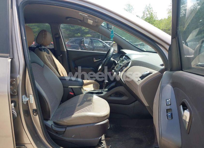 Photo 5 of 2010 Hyundai Tucson GLS (VIN KM8JUCAC0AU081431)