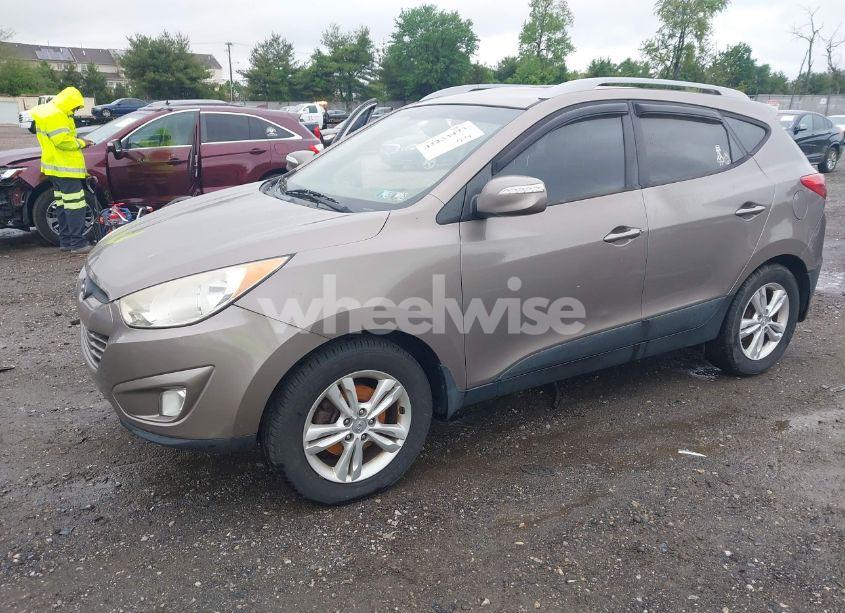 Photo 2 of 2013 Hyundai Tucson GLS (VIN KM8JUCAC3DU556669)