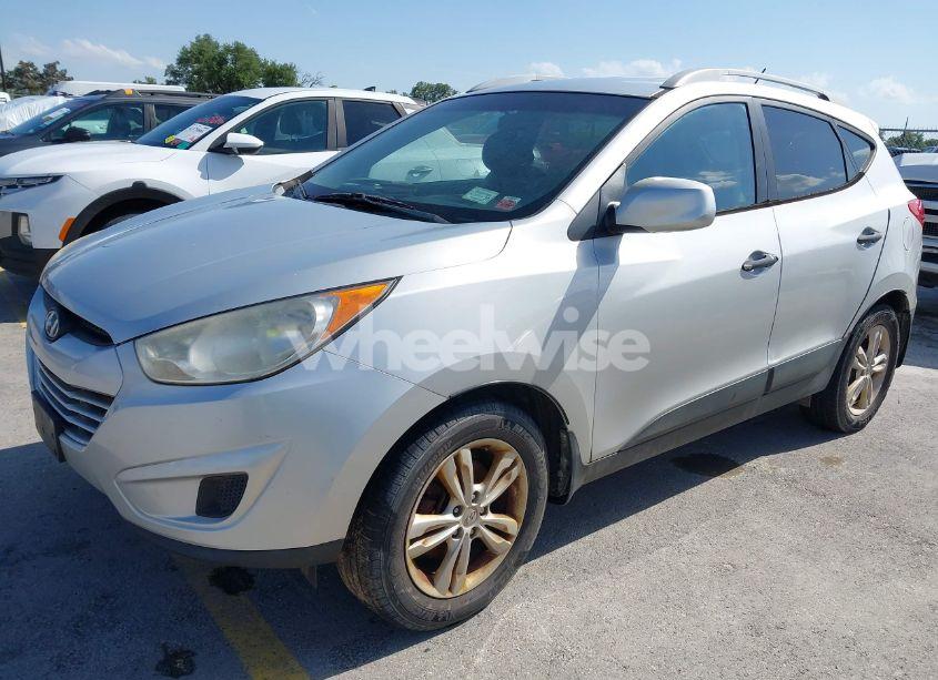 Photo 2 of 2010 Hyundai Tucson GLS (VIN KM8JUCAC8AU112036)