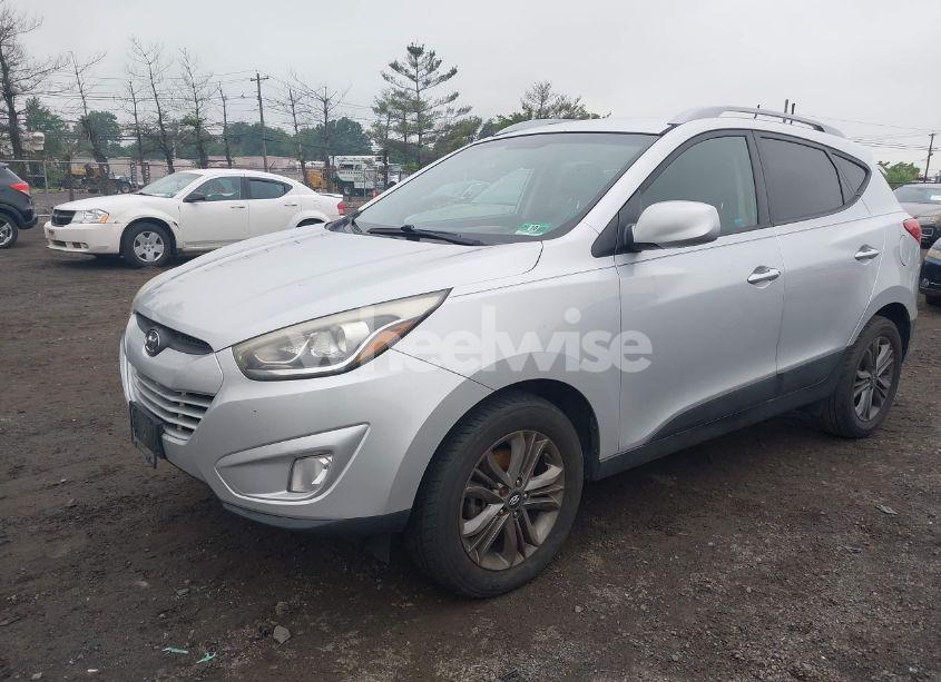 Photo 2 of 2015 Hyundai Tucson SE (VIN KM8JUCAG0FU980297)