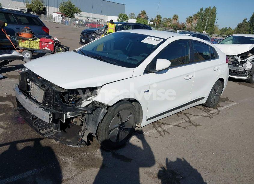 Photo 2 of 2020 Hyundai Ioniq HYBRID SE (VIN KMHC75LC3LU235853)