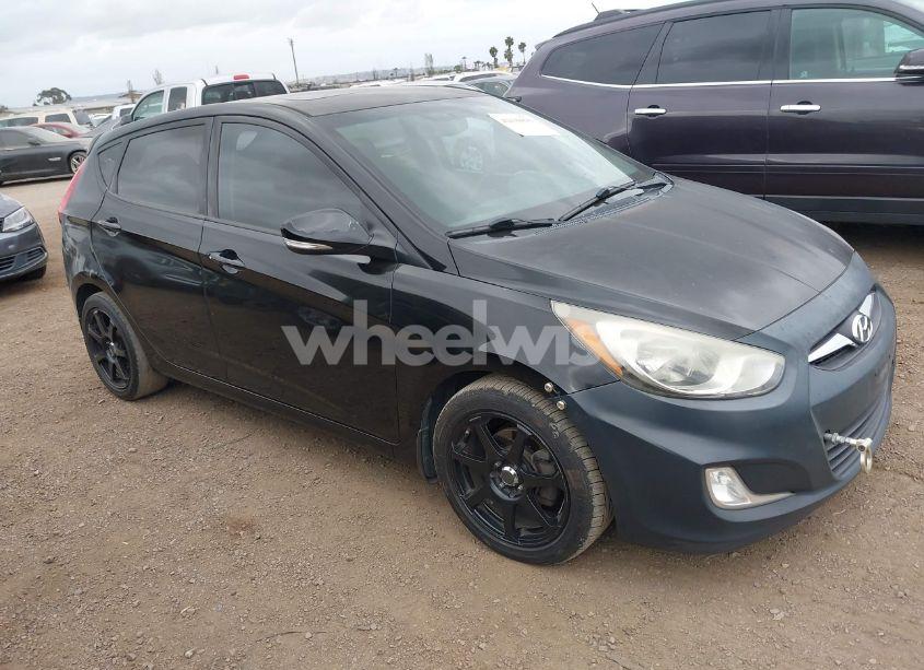 2013 Hyundai Accent SE (VIN KMHCU5AE0DU085585) main photo