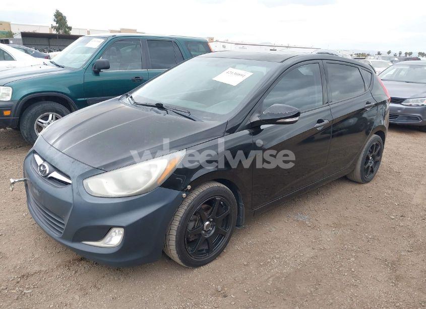 Photo 2 of 2013 Hyundai Accent SE (VIN KMHCU5AE0DU085585)