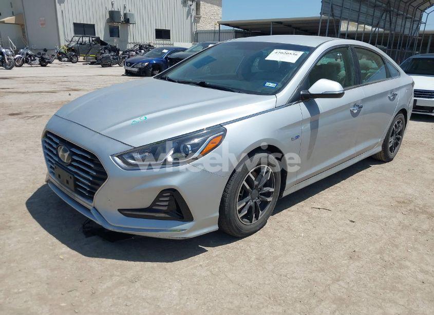 Photo 2 of 2019 Hyundai Sonata HYBRID SE (VIN KMHE24L30KA090921)