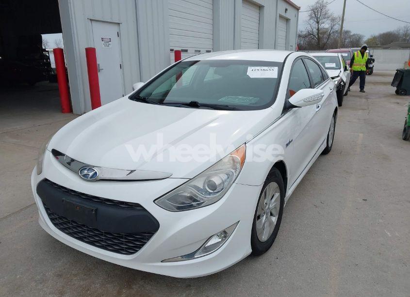 Photo 2 of 2014 Hyundai Sonata HYBRID (VIN KMHEC4A4XEA117572)