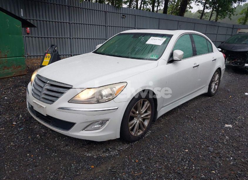 Photo 2 of 2013 Hyundai Genesis 3.8 (VIN KMHGC4DD1DU224852)