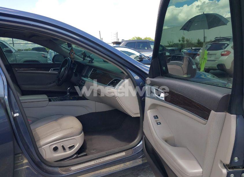 Photo 5 of 2015 Hyundai Genesis 3.8 (VIN KMHGN4JE5FU102618)