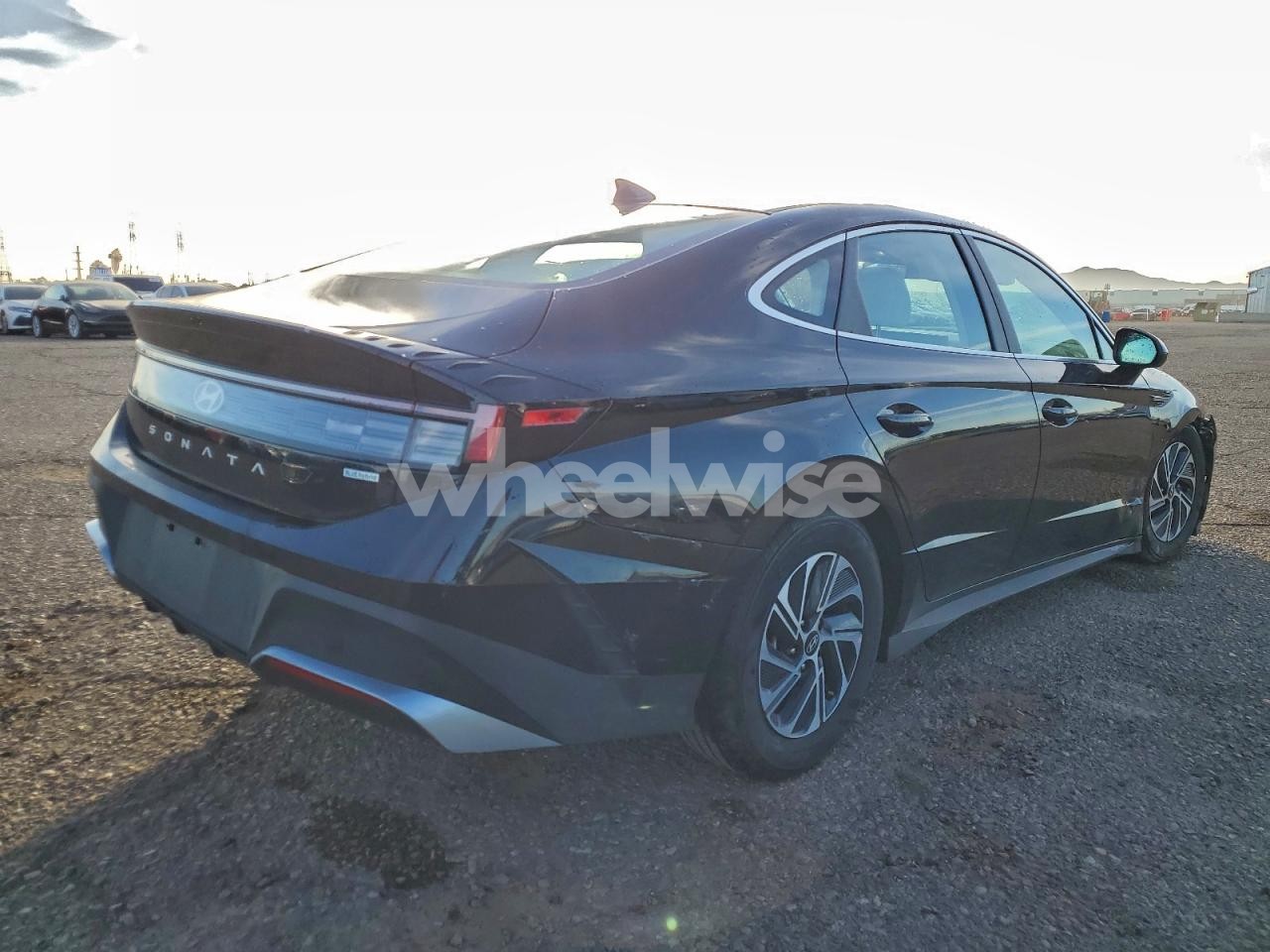 Photo 3 of 2026 HYUNDAI SONATA HYBRID (VIN KMHL24JJ8TA139714)