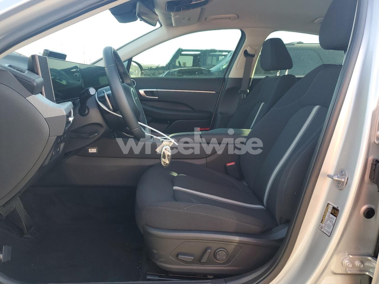 Photo 7 of 2025 HYUNDAI SONATA HYBRID (VIN KMHL34JJ2SA121639)