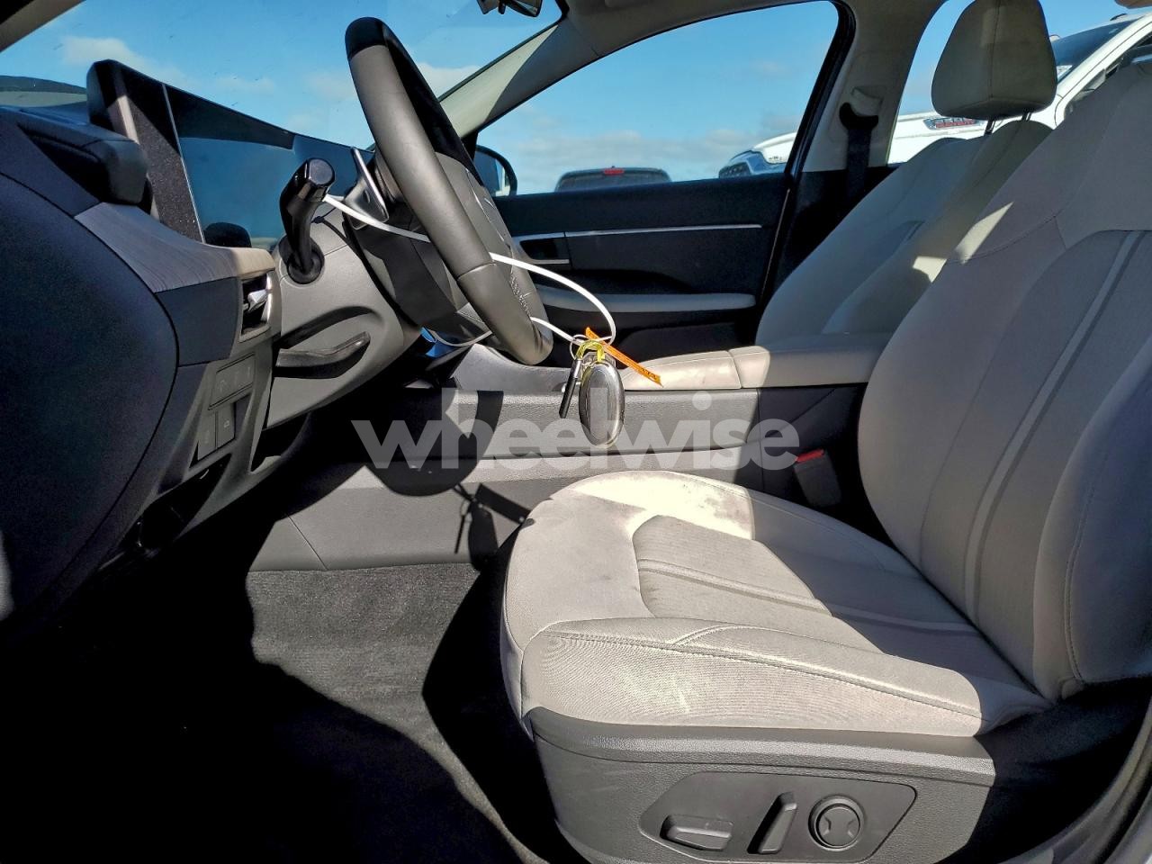 Photo 7 of 2025 HYUNDAI SONATA HYBRID (VIN KMHL34JJXSA123137)