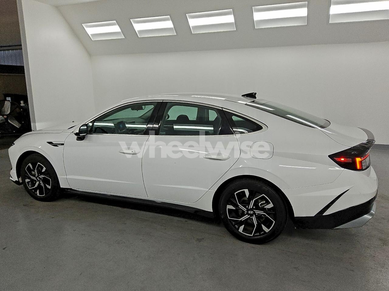 Photo 2 of 2025 HYUNDAI SONATA SEL (VIN KMHL64JA4SA454559)