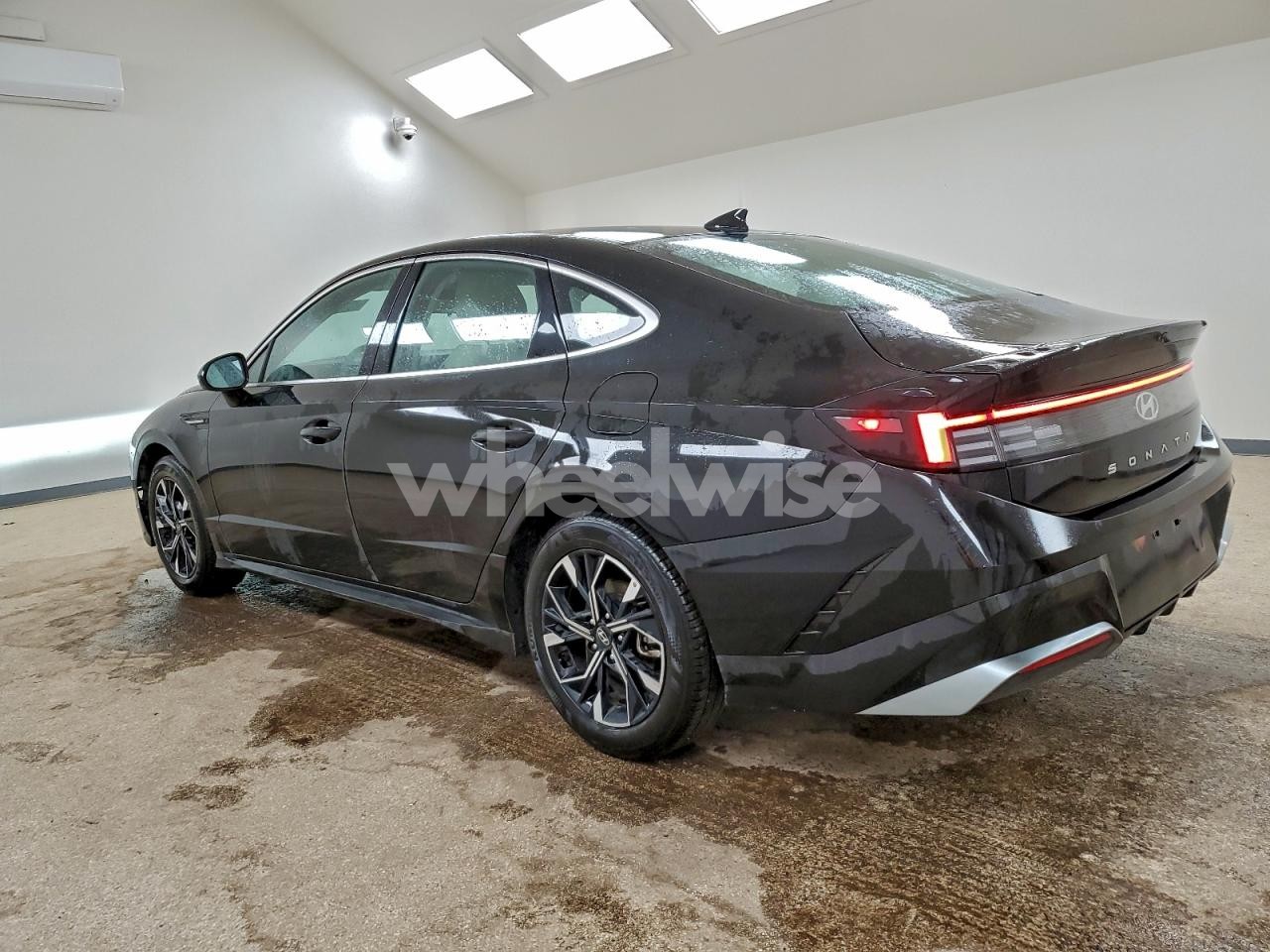 Photo 2 of 2025 HYUNDAI SONATA SEL (VIN KMHL64JA6SA470844)