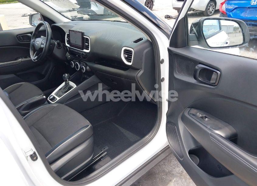 Photo 5 of 2022 Hyundai Venue LIMITED (VIN KMHRC8A32NU172418)