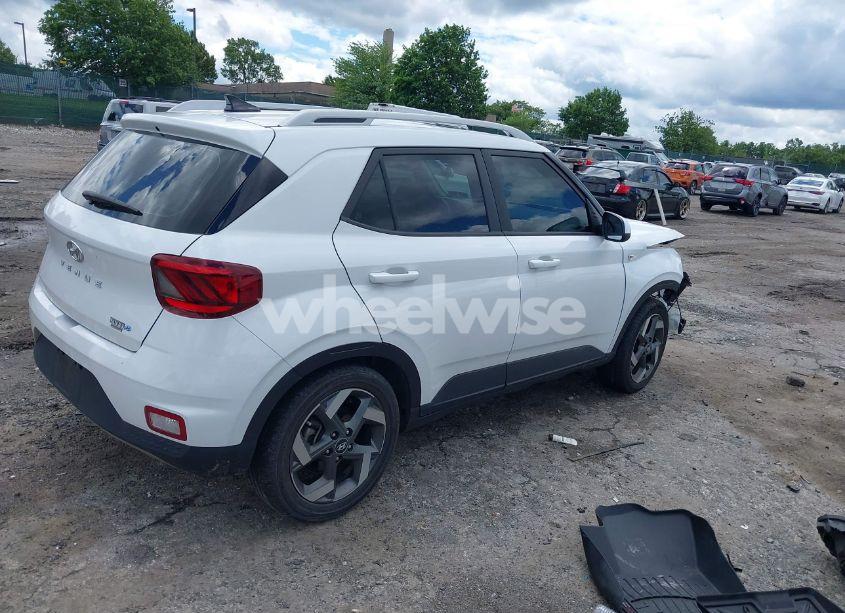 Photo 4 of 2022 Hyundai Venue SEL (VIN KMHRC8A35NU158934)