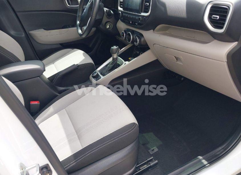 Photo 5 of 2022 Hyundai Venue SEL (VIN KMHRC8A35NU158934)