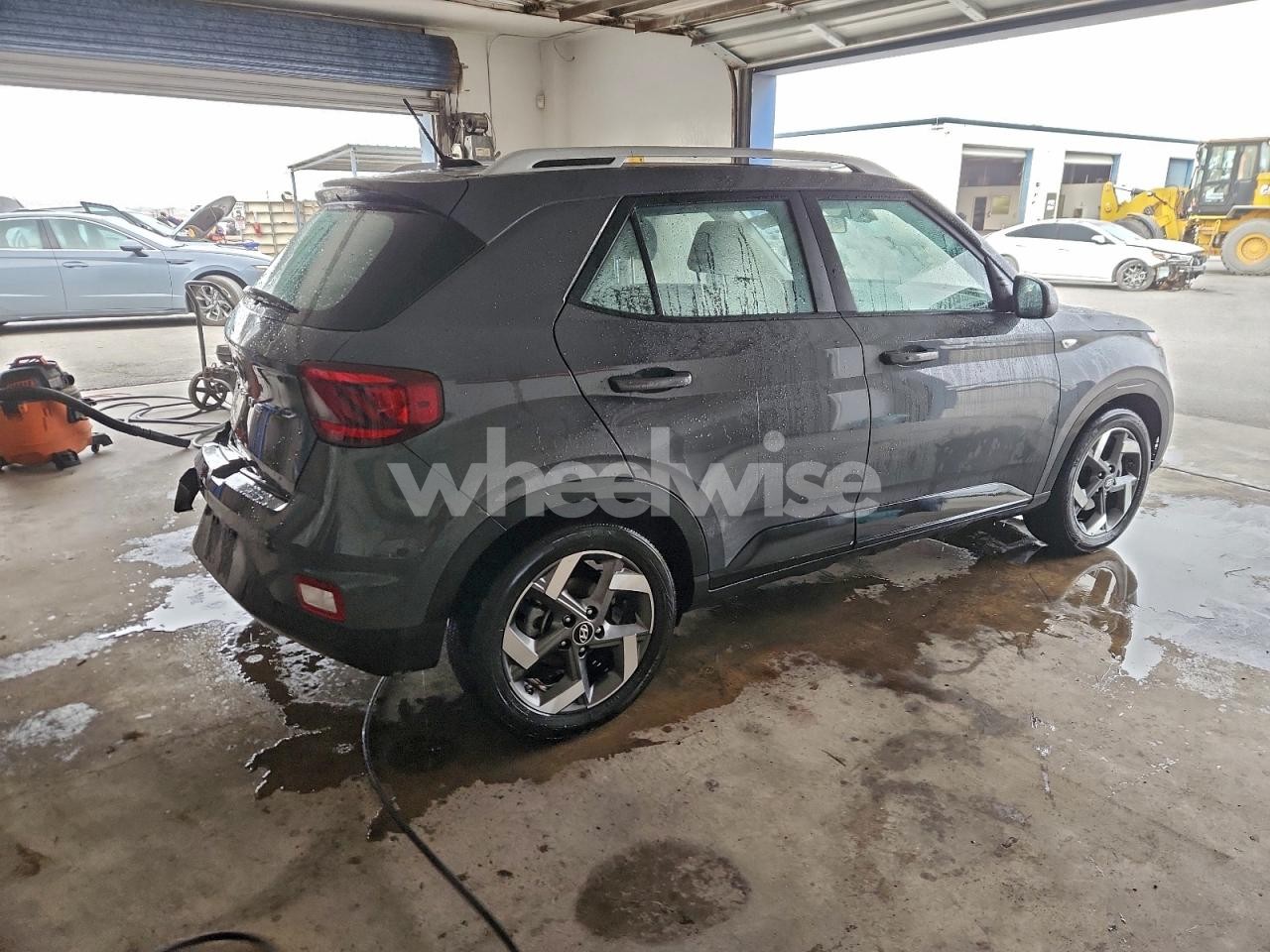 Photo 3 of 2025 HYUNDAI VENUE SEL (VIN KMHRC8A37SU387336)