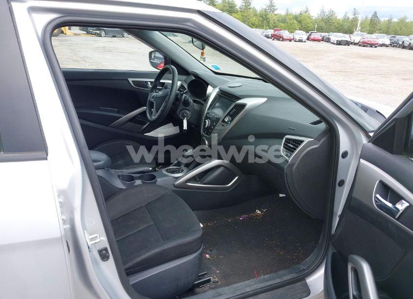 Photo 5 of 2016 Hyundai Veloster (VIN KMHTC6AD2GU277109)